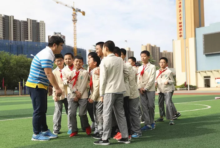 “浙大学子床边奇遇，温馨一幕温暖校园”